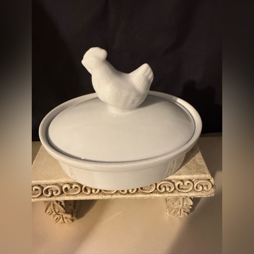 Small white lidded, porcelain hen tureen. Florida Marketplace. 5 5/8” x 4 1/8”